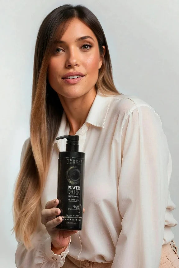 عارضة شقراء تحمل قناع التلوين Power Dark من Tyrrel Professional